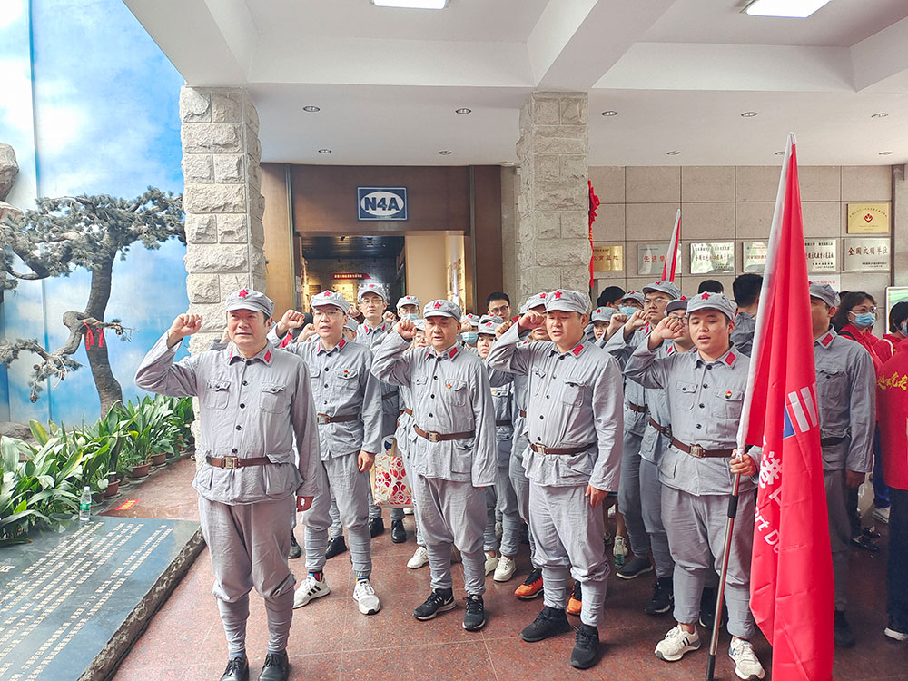 4�ڰ���������֧�����Ϲ�Ӧ��֧��������éɽ���ľ�����ݿ�չ��ʷ������������ľ������չ�ݴ�����ȫ�嵳Ա���ٵ������߾����������뵳�Ĵ����ٴ������Ϊһ��������Ա�����θк�ʹ������.jpg